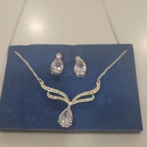 New Elegant Silvertone Jewelry Set with Clear Stones, Fashion Jewelry